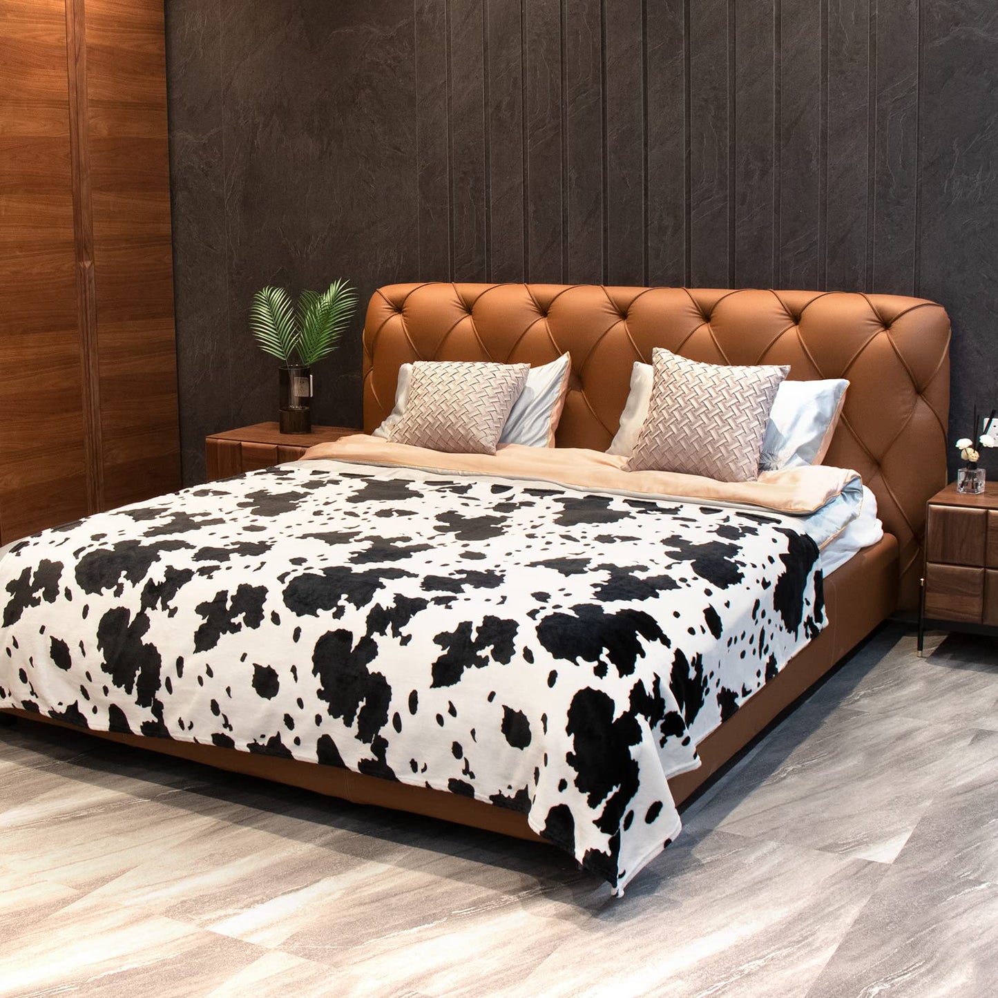 Cow Print Blanket Queen Size - 300GSM Lightweight Plush Blankets and Throws Blanket Fuzzy Cozy Soft Fleece Cow Print Blankets for Couch, Sofa, Bed 90x90 in